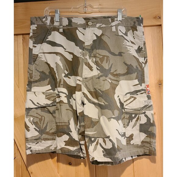 New! Wrangler Cargo Shorts Mens 36 Brown Camo Relaxed Fit Camouflage tech Pocket - Picture 1 of 11
